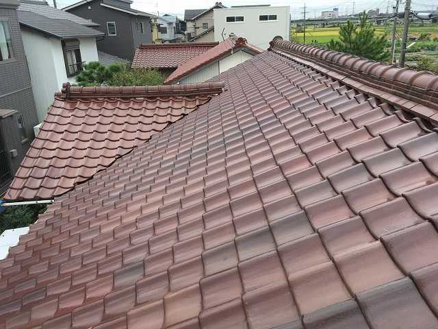 岐南町で劣化した、雨水をスムーズに排出するための谷板金の点検、交換のため瓦をどかして採寸しました